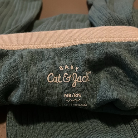 Cat & Jack, size newborn, green 2-piece outfit - Picture 2 of 3
